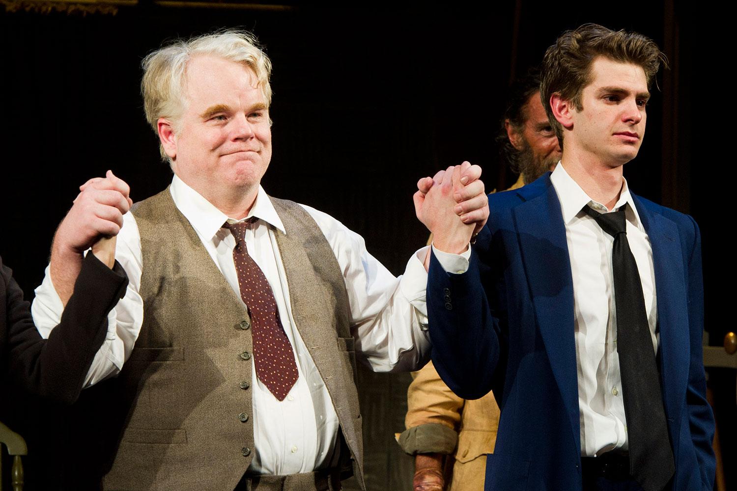Seymour Hoffman på scen med bland andra Andrew Garfield på Braodway i pjäsen En handelsresandes död 2012.