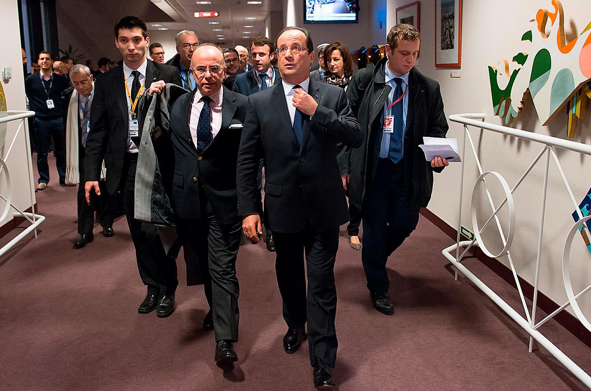 Nådde ingenstans Frankrikes president Francois Hollande och franske ministern för EU-frågor minister Bernard Cazeneuve lämnar EU-högkvarteret i Bryssel med bistra steg. I två dygn hade de förhandlat om EU:s långtidsbudget utan resultat.