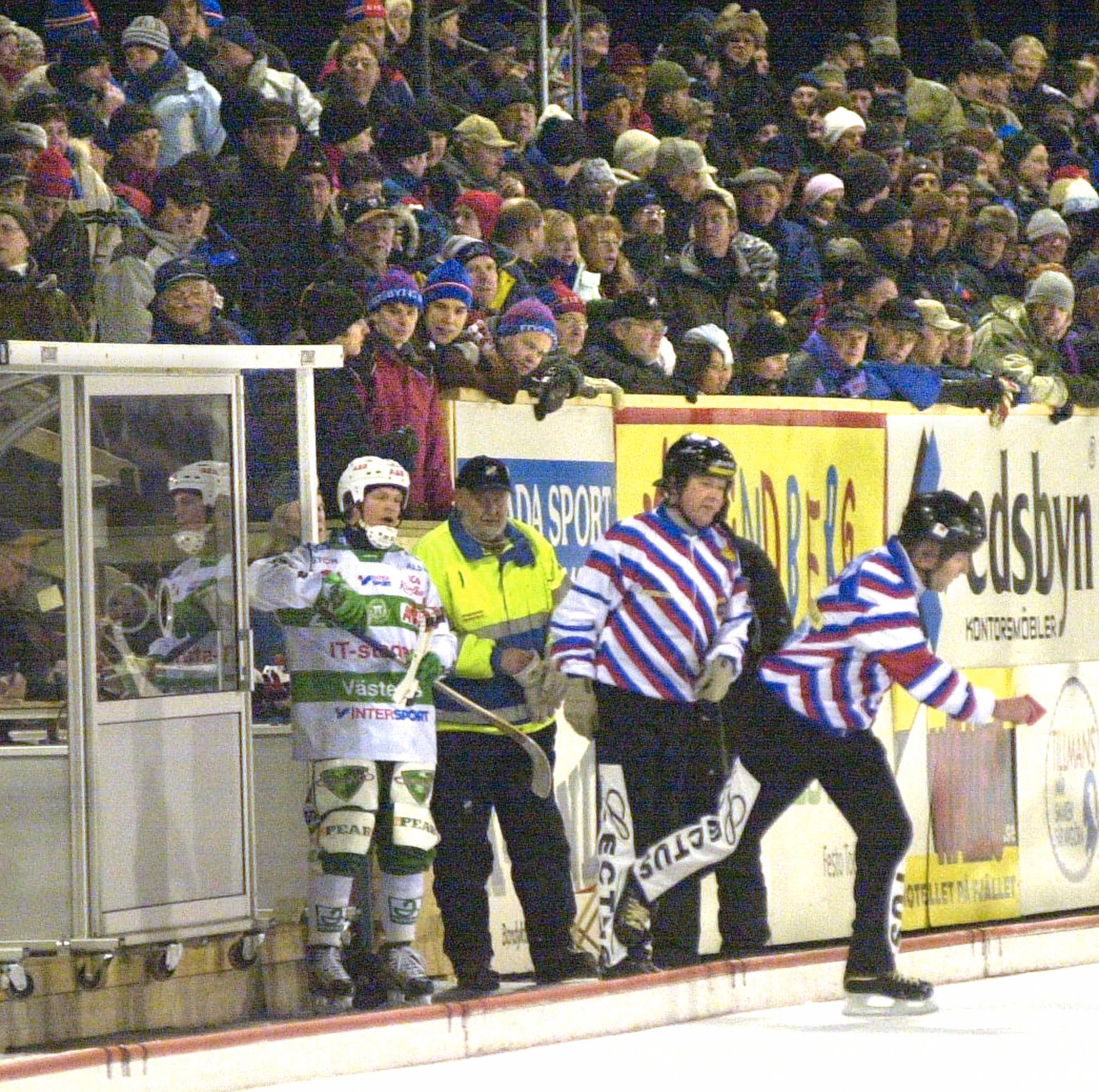 Fosshaug får matchstraff efter att ha sänkt Edsbyns Magnus ”Kuben” Olsson 2003.