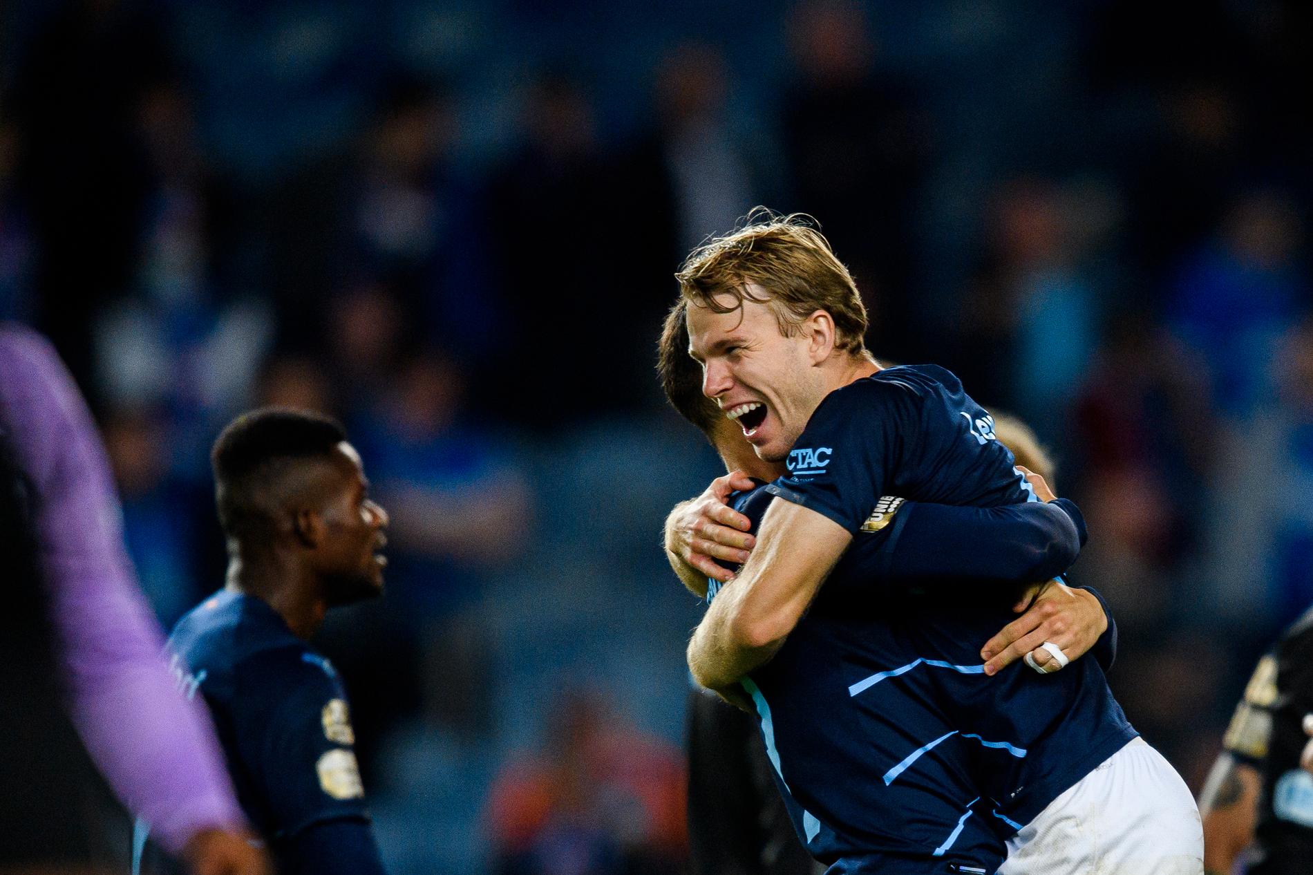 Oscar Lewicki och Veljko Birmancevic firar att Malmö FF slagit ut Rangers i CL-kvalet.