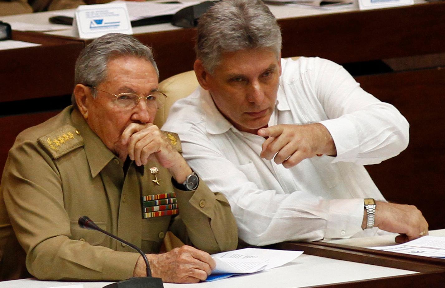 Kubas president Raúl Castro tillsammans med sin vicepresident och blivande efterträdare Miguel Diaz-Canel i nationalförsamlingen i Havanna för några år sedan.