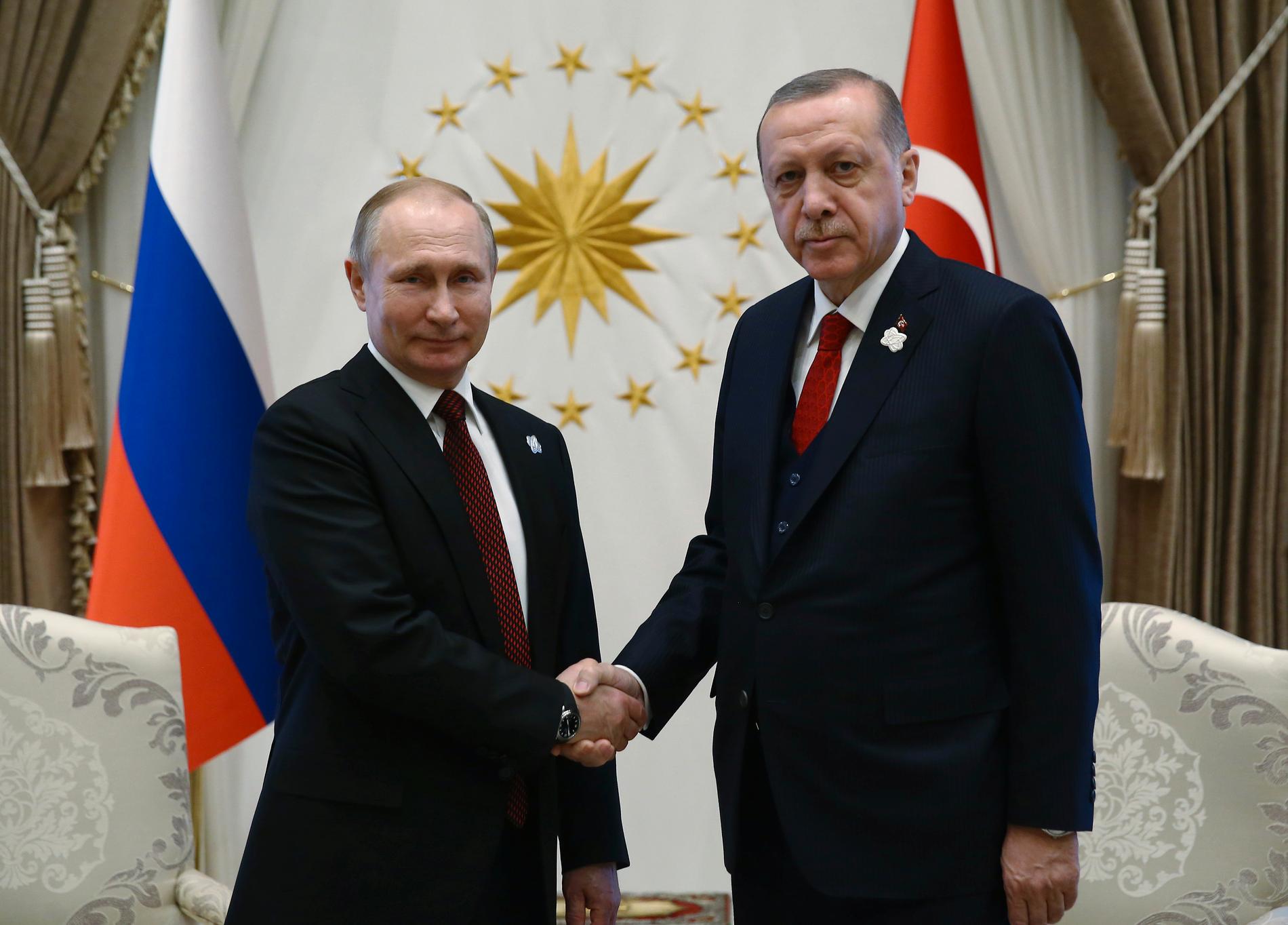 Turkiets president Recep Tayyip Erdogan söker bättre vänner. Här skakar han hand med Rysslands president Vladimir Putin (t.v) vid ett möte tidigare i år. Arkivbild.