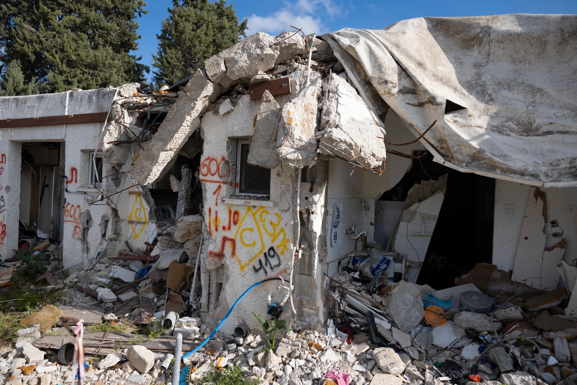 Många hus i Kfar Aza blev sönderbombade.