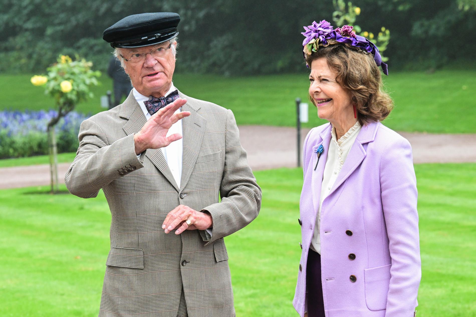 Kung Carl Gustaf och drottning Silvia vid Sollidens slott under Svenska Kungsrallyt på Öland tidigare i år.
