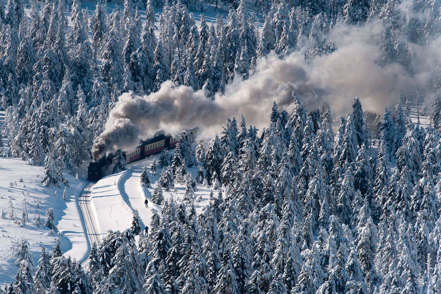 Ett tåg ringlar fram i ett vinterlandskap i centrala Tyskland.
