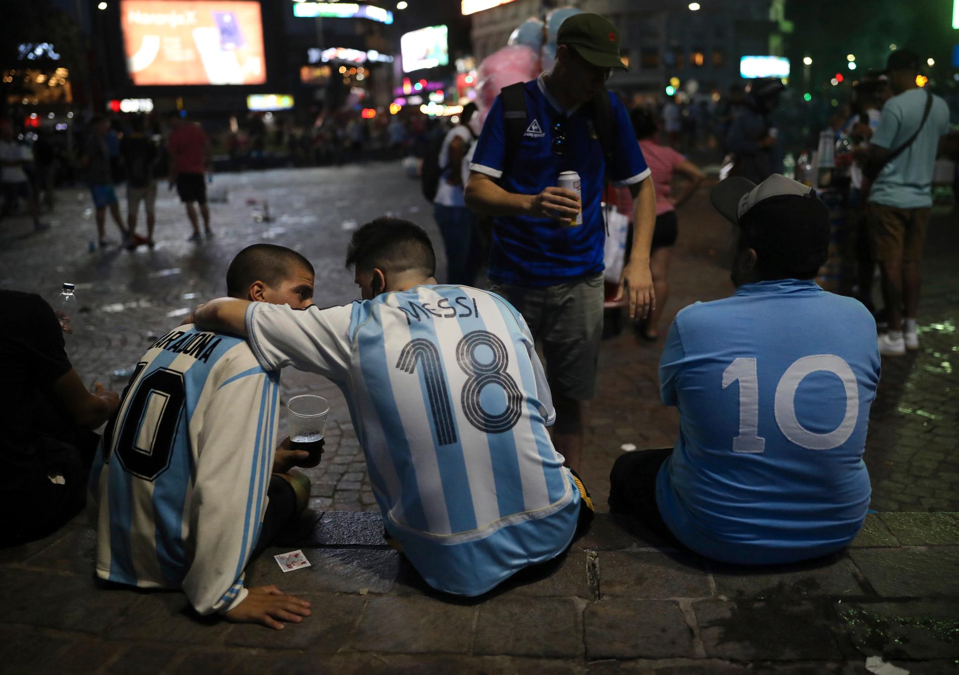 Fotbollssupportrar i Buenos Aires under en demonstration i mars för att få klarhet i hur Diego Maradona dog.