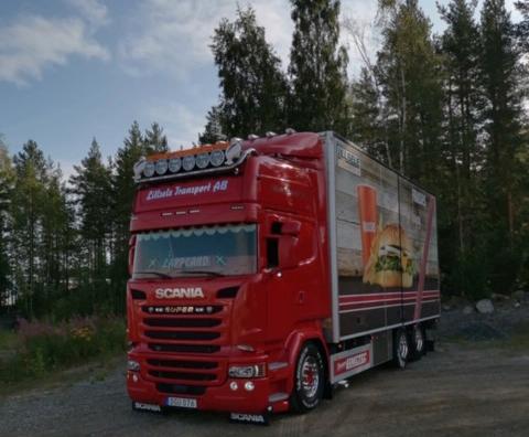 Jesper Carlssons lastbil väger 64 ton när den är lastad. 