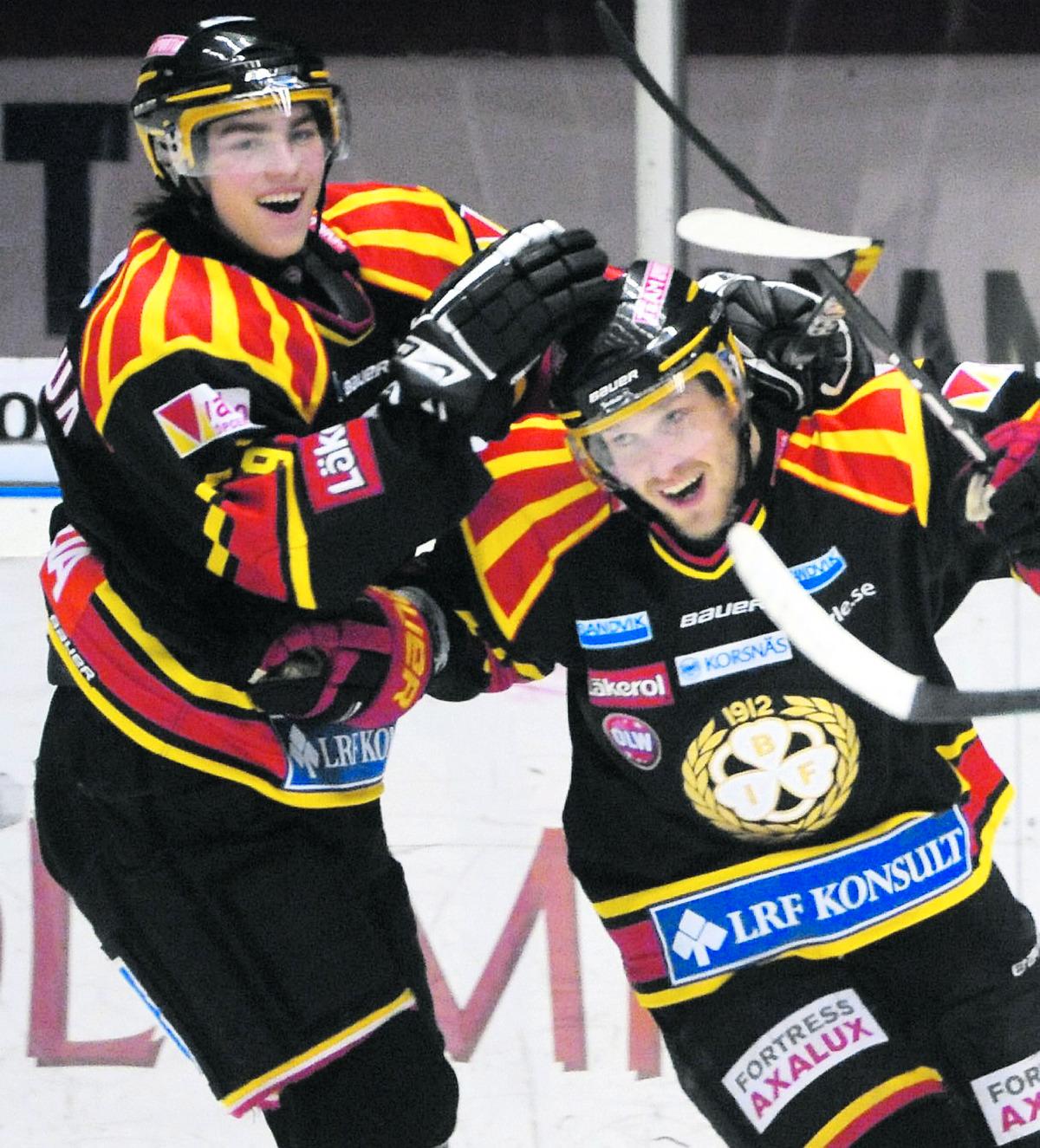 Islossning Eero Somervuori, till höger, har gjort poäng nio matcher i rad. I går blev det två mål mot Rögle och Brynäs har gått från att vara seriens målsnålaste lag till det målgladaste.