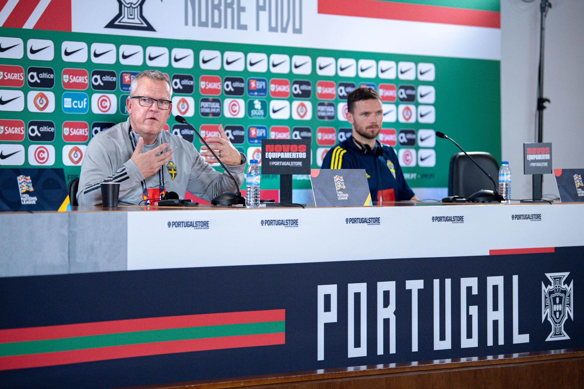 Förbundskapten Janne Andersson och Marcus Berg under tisdagens pressträff inför Nations League-matchen mot Portugal.