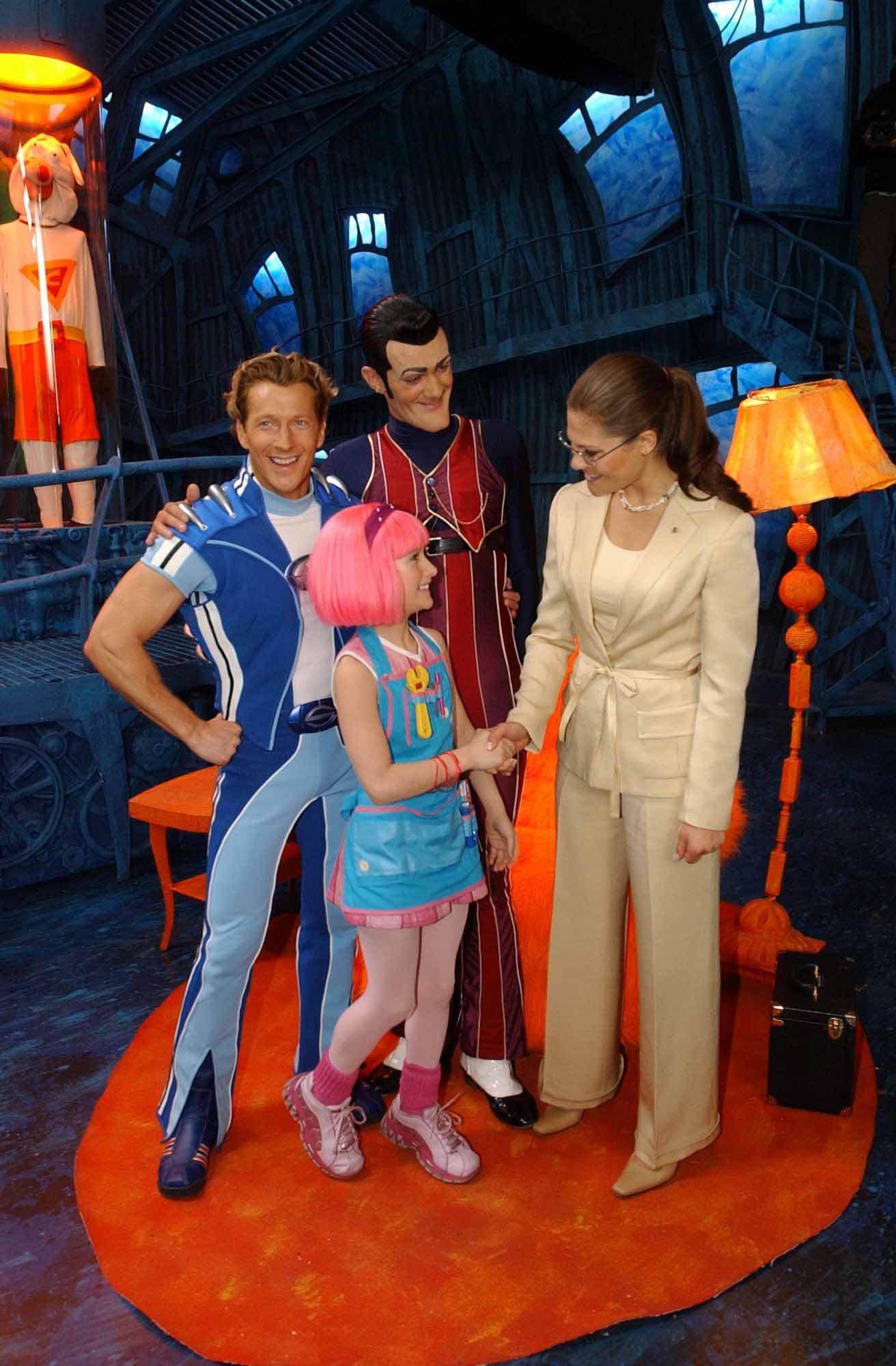 Kronprinsessan Victoria träffar skådespelarna ur serien. 