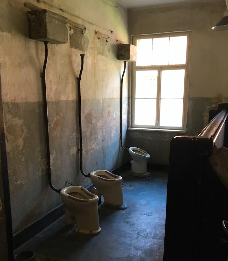 De finaste rummen med vattentoalett användes av nazistser och några gynnade fångar.
