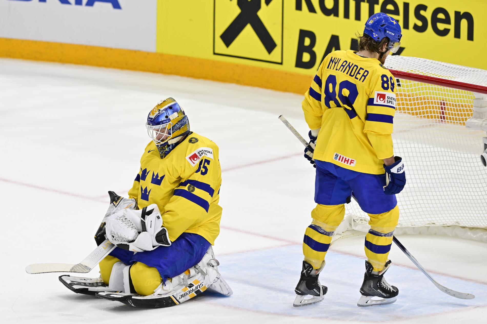 Linus Ullmark deppar efter att Sverige har åkt ur ishockey-VM.