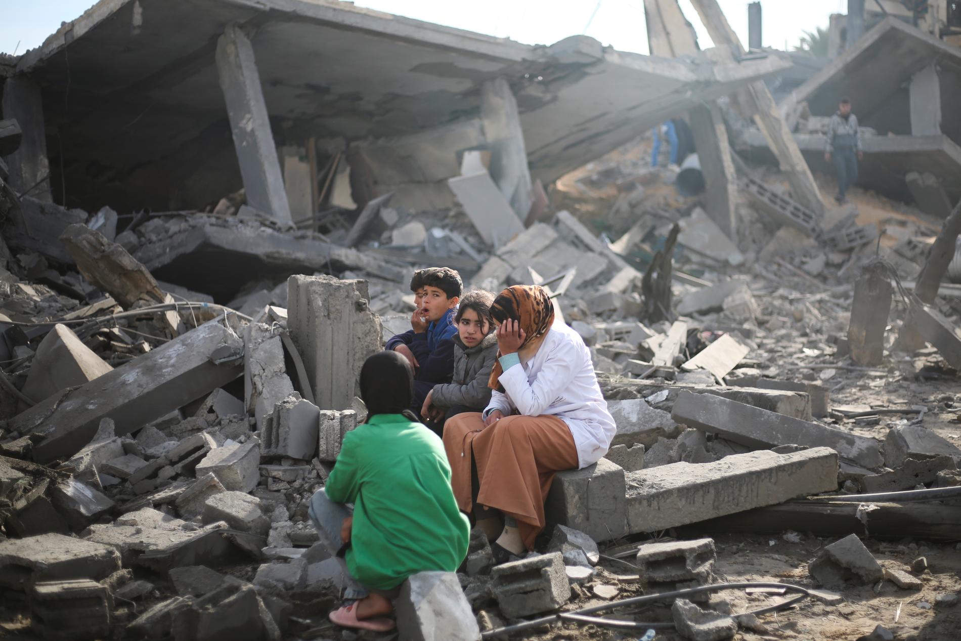 Förödelse efter israelisk attack mot Rafah i Gaza natten till måndag den 12 februari. 