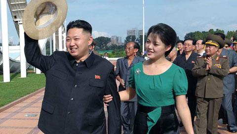 Kim Jong-un med Ri Sol-ju i somras. Foto: Scanpix