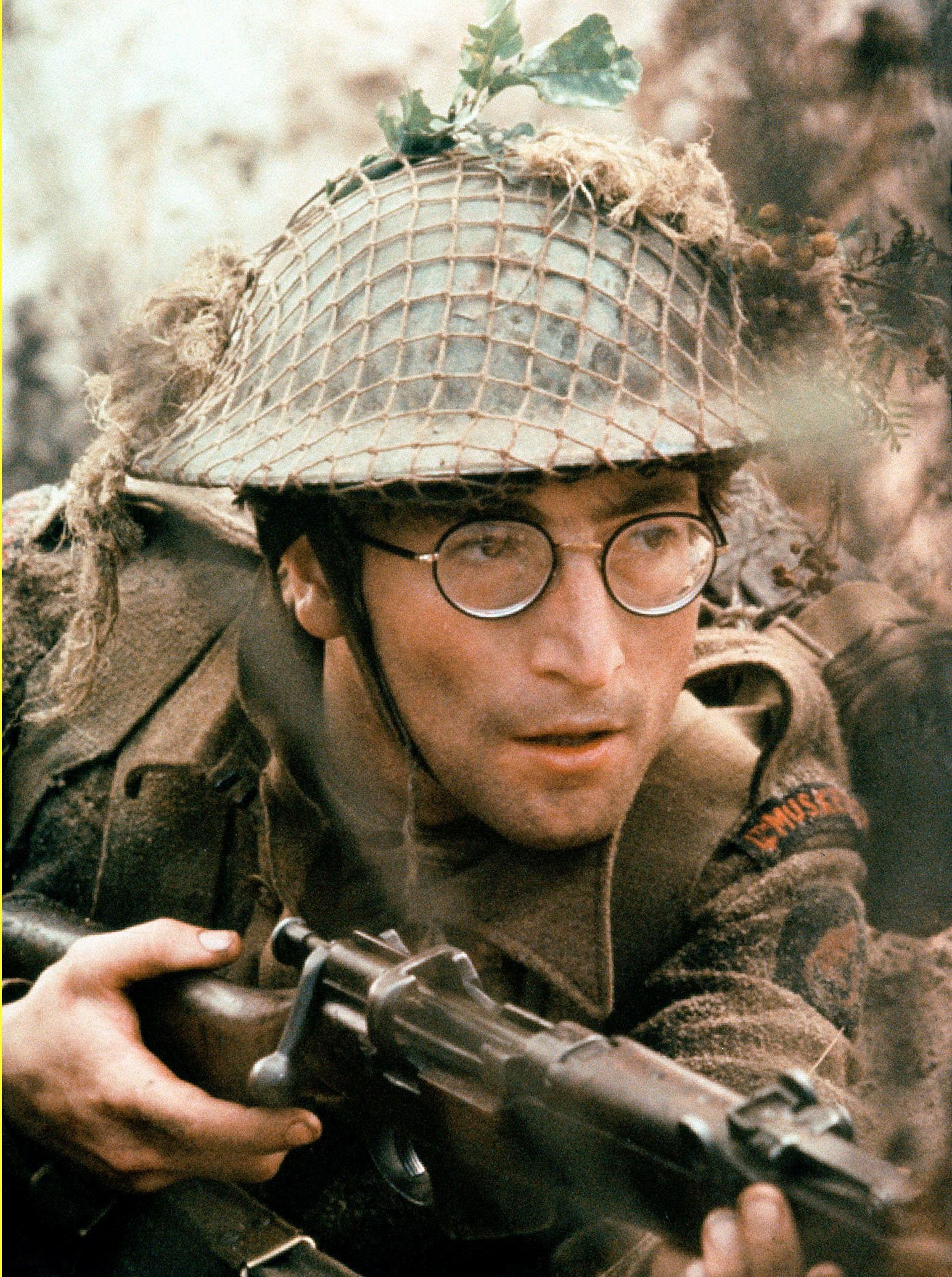 1967 klippte en frisör John Lennons hår inför hans insats i komedin "How I won the war”. En hårslinga sparades – och 49 år senare är den dyr som guld.