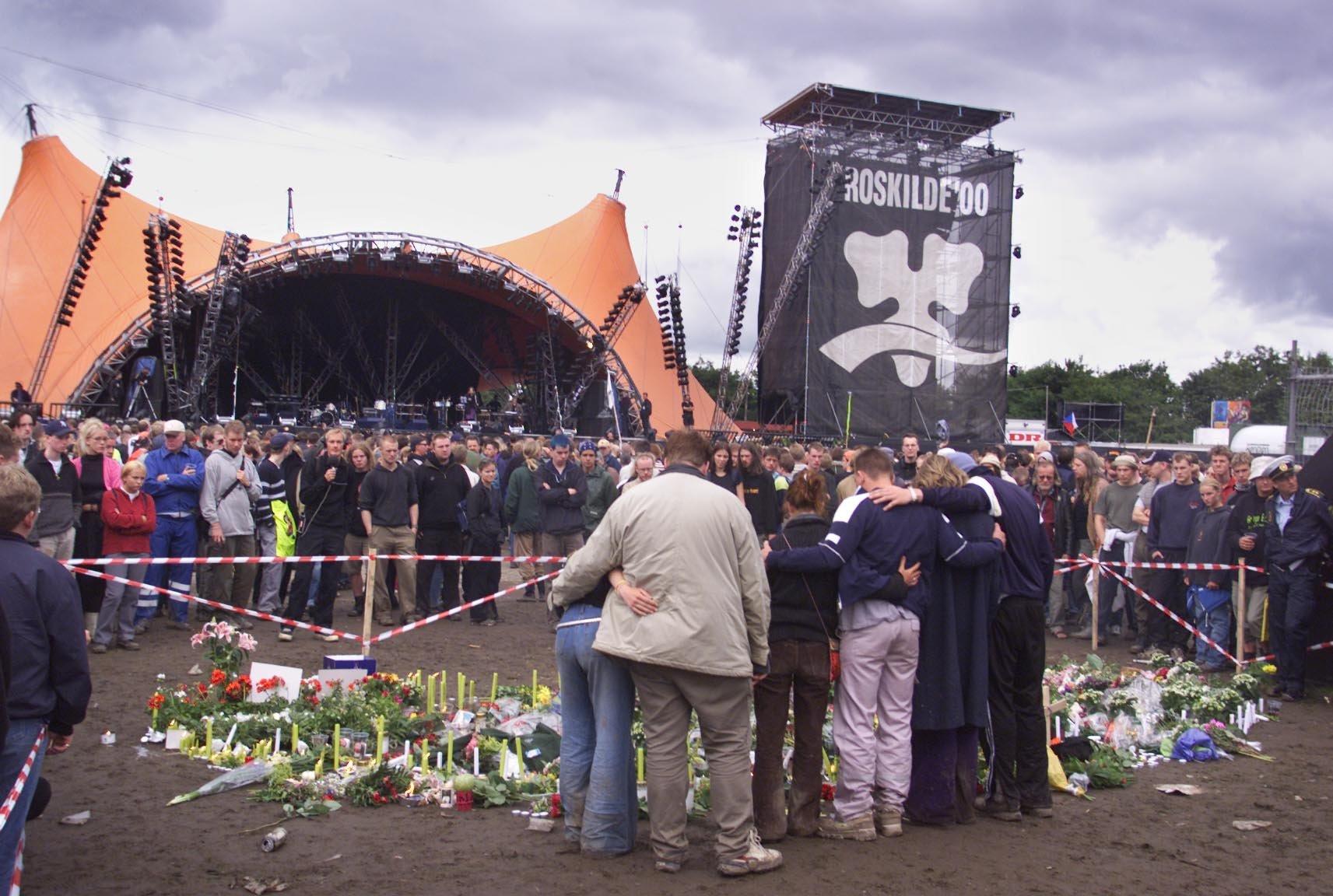 Blommor nära olycksplatsen där nio ungdomar dog under ”Pearl Jam”-konserten år 2000. 