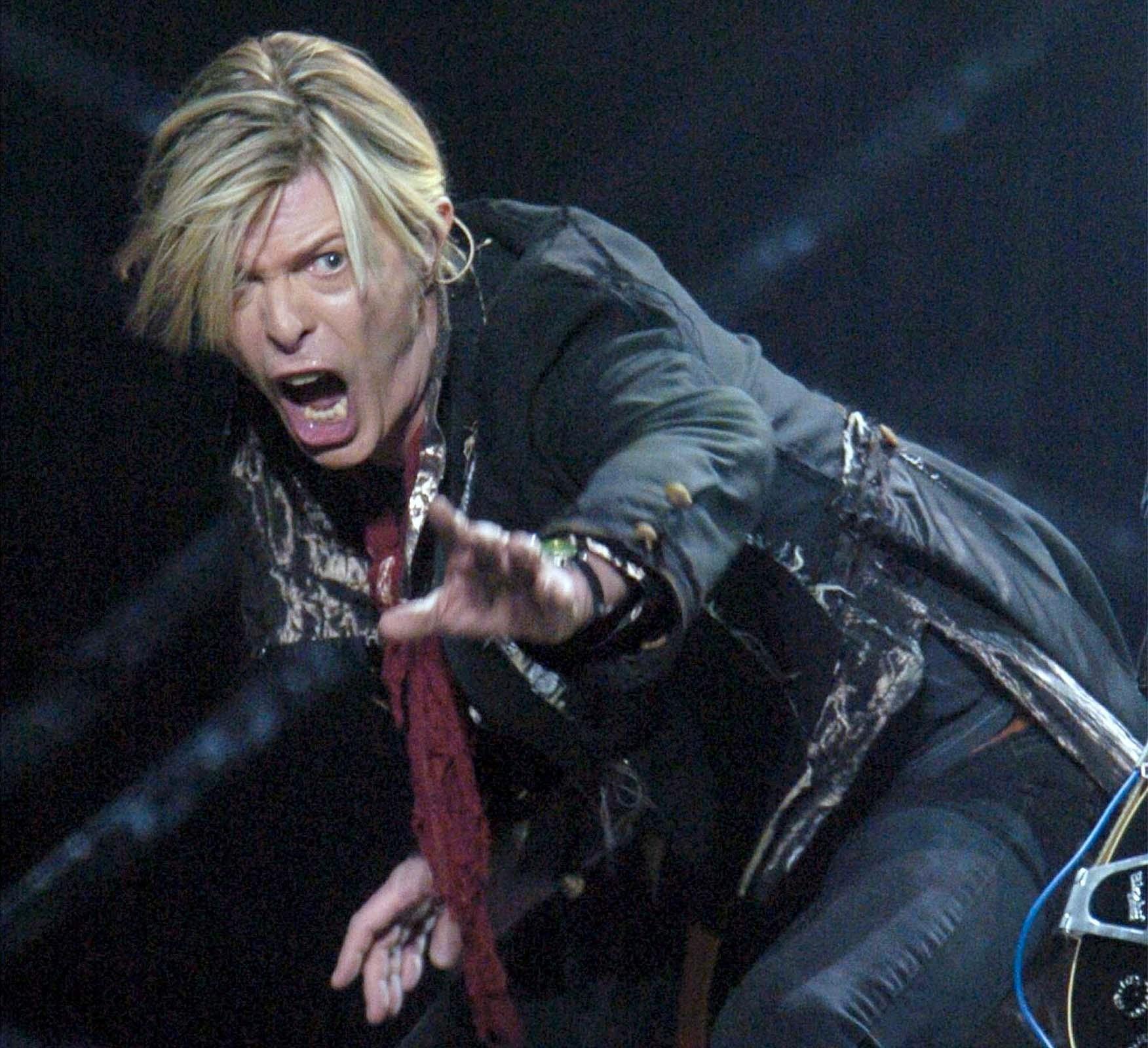 David Bowie på Bell Center in Montreal i december 2003