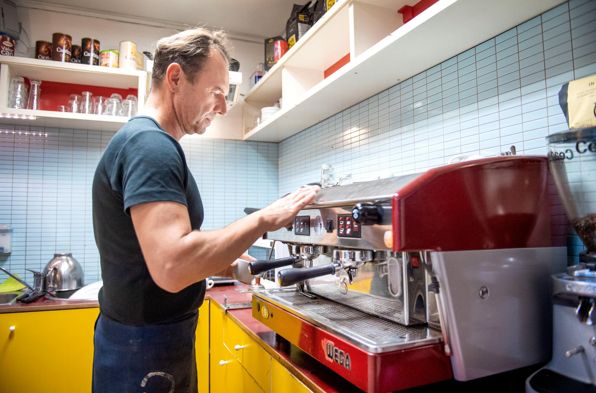 Sedan tio år tillbaka driver Stephan ett café i Frankfurt Oder.