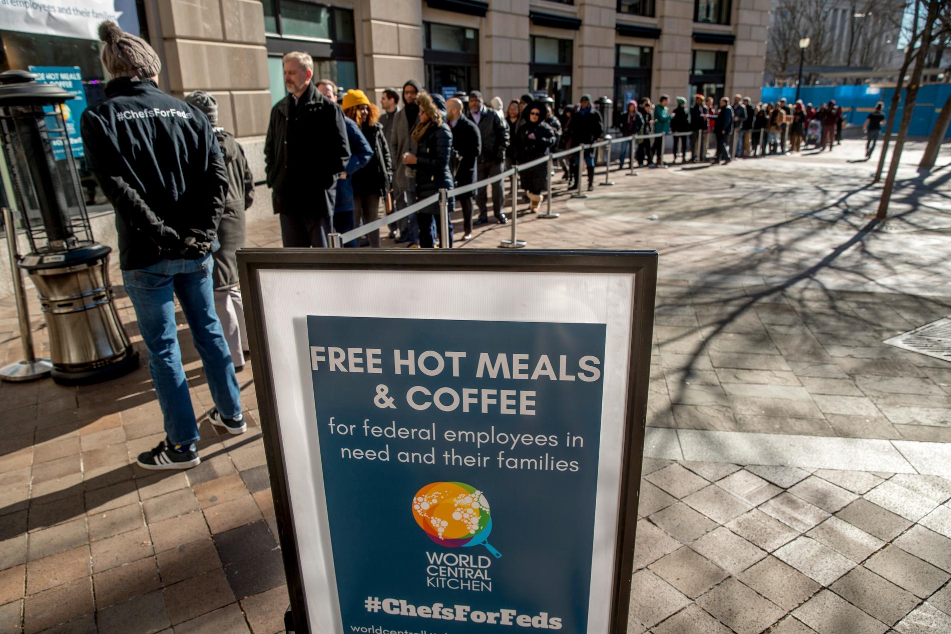Permitterade statsanställda står i kö för att få gratis mat från en hjälporganisation i USA:s huvudstad Washington DC.