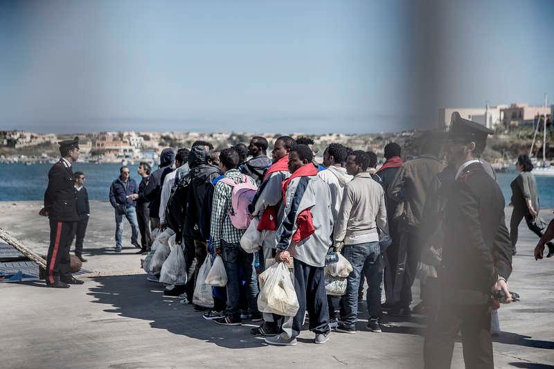 Vill ta sig vidare  Lampedusa ligger mitt i Medelhavet och är en av de första anhalterna för båtflyktingar från Afrika. Deras livs besparingar har gått till människosmugglarna, till en resa de inte vet om de kommer klara sig levande igenom. Minst 1 400 personer har drunknat i Medelhavet under de senaste veckorna. För de som överlevde går färjan vidare till Sicilien.