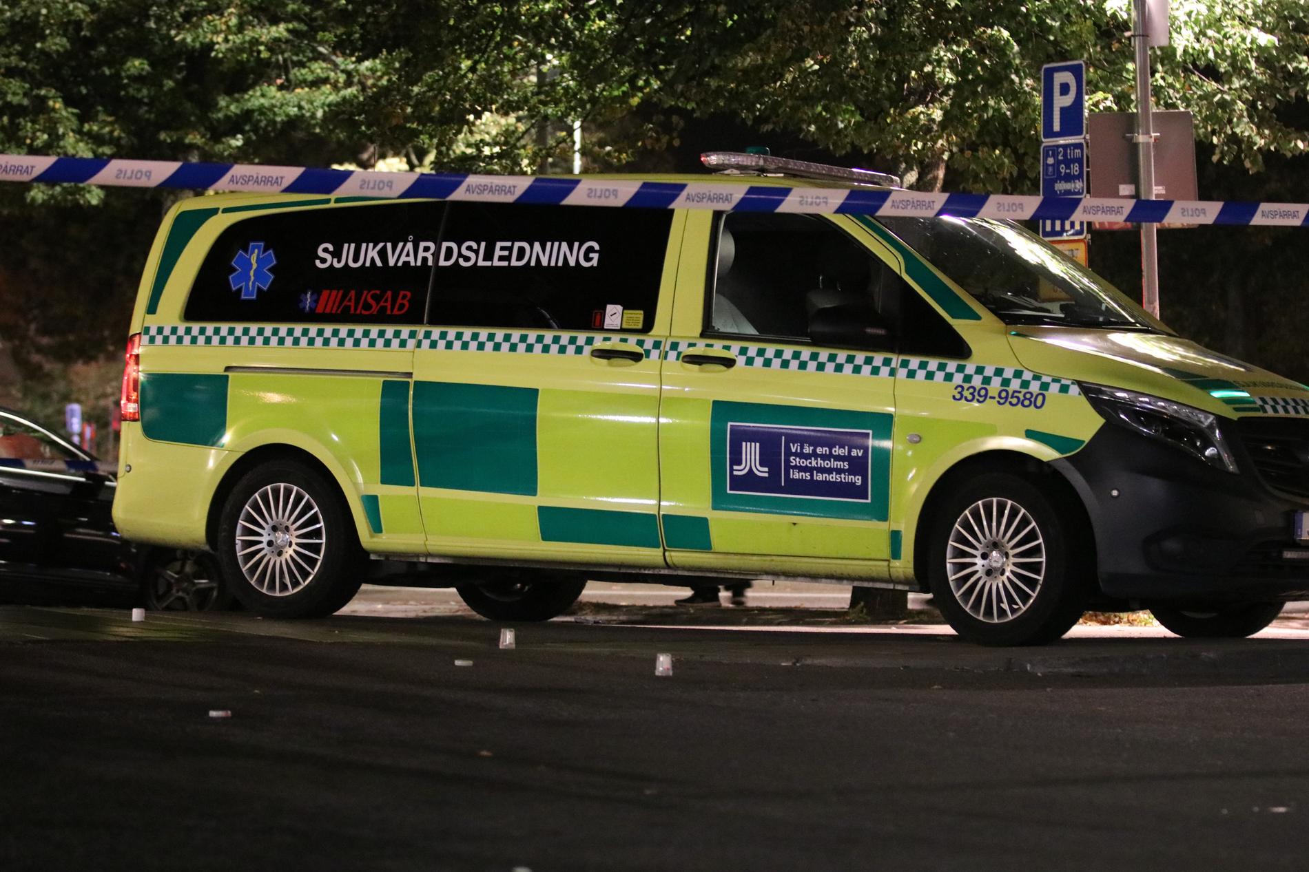 Ambulans och polis larmades till en restaurang i Märsta efter att två personer skjutits utanför lokalen.