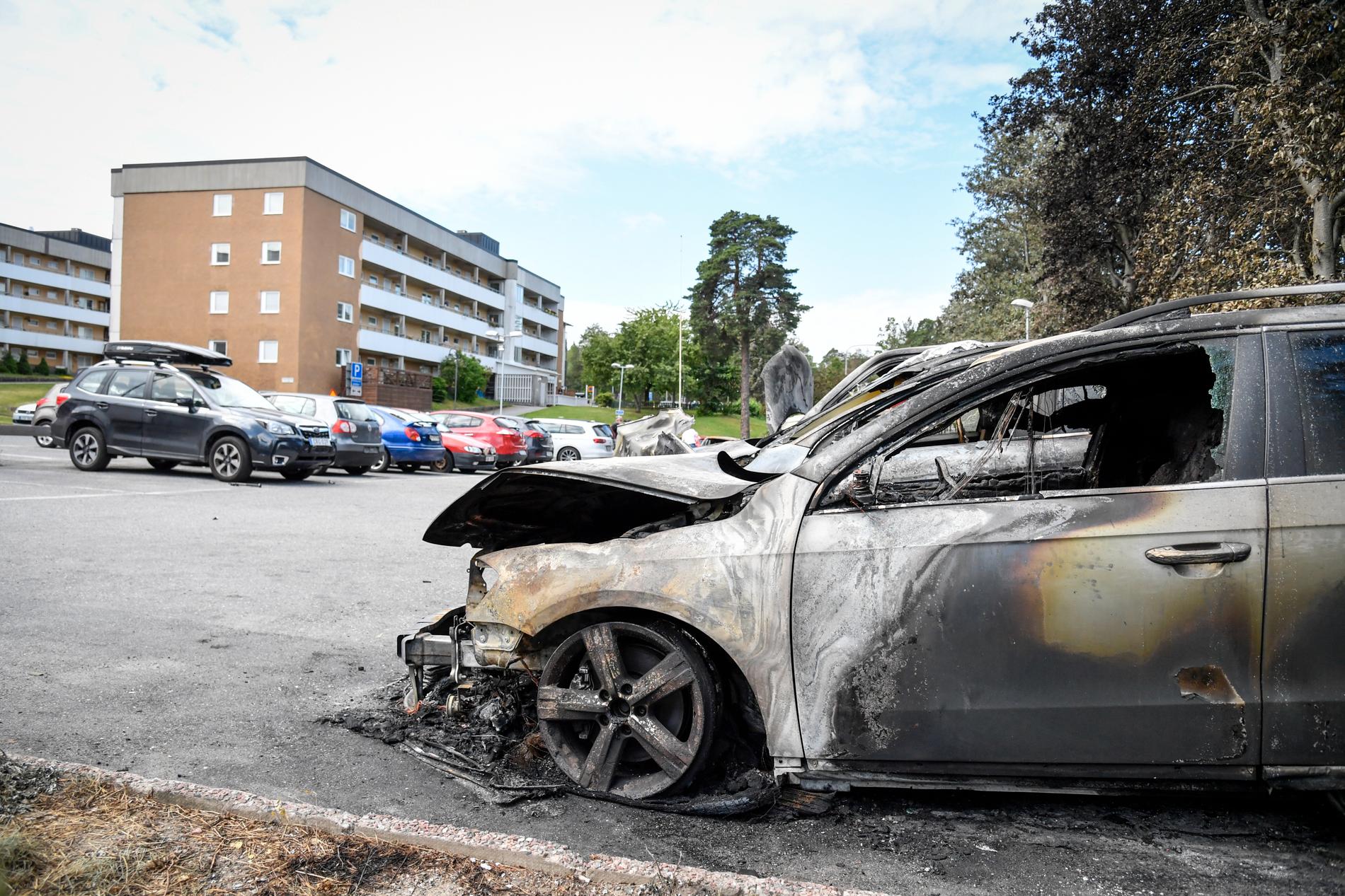 Utbrända bilar på en parkering i Östberga i södra Stockholm.