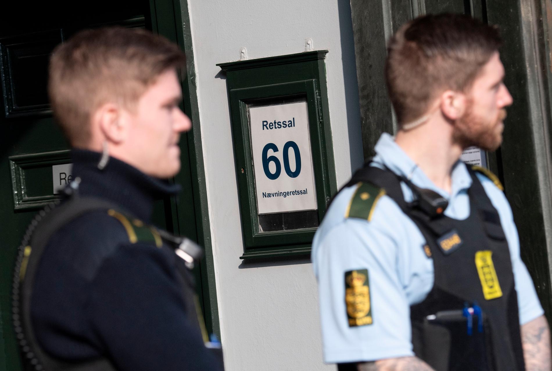 Polis utanför retssal 60 på Köpenhamns byret (tingsrätt) där rättegången mot den mordmisstänkte Peter Madsen nu avslutas.