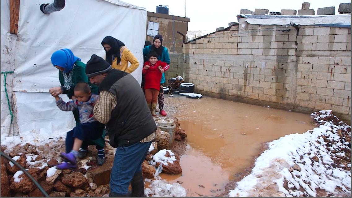 Familjer i världens flyktingläger tvingas att leva under extrema förhållanden. 