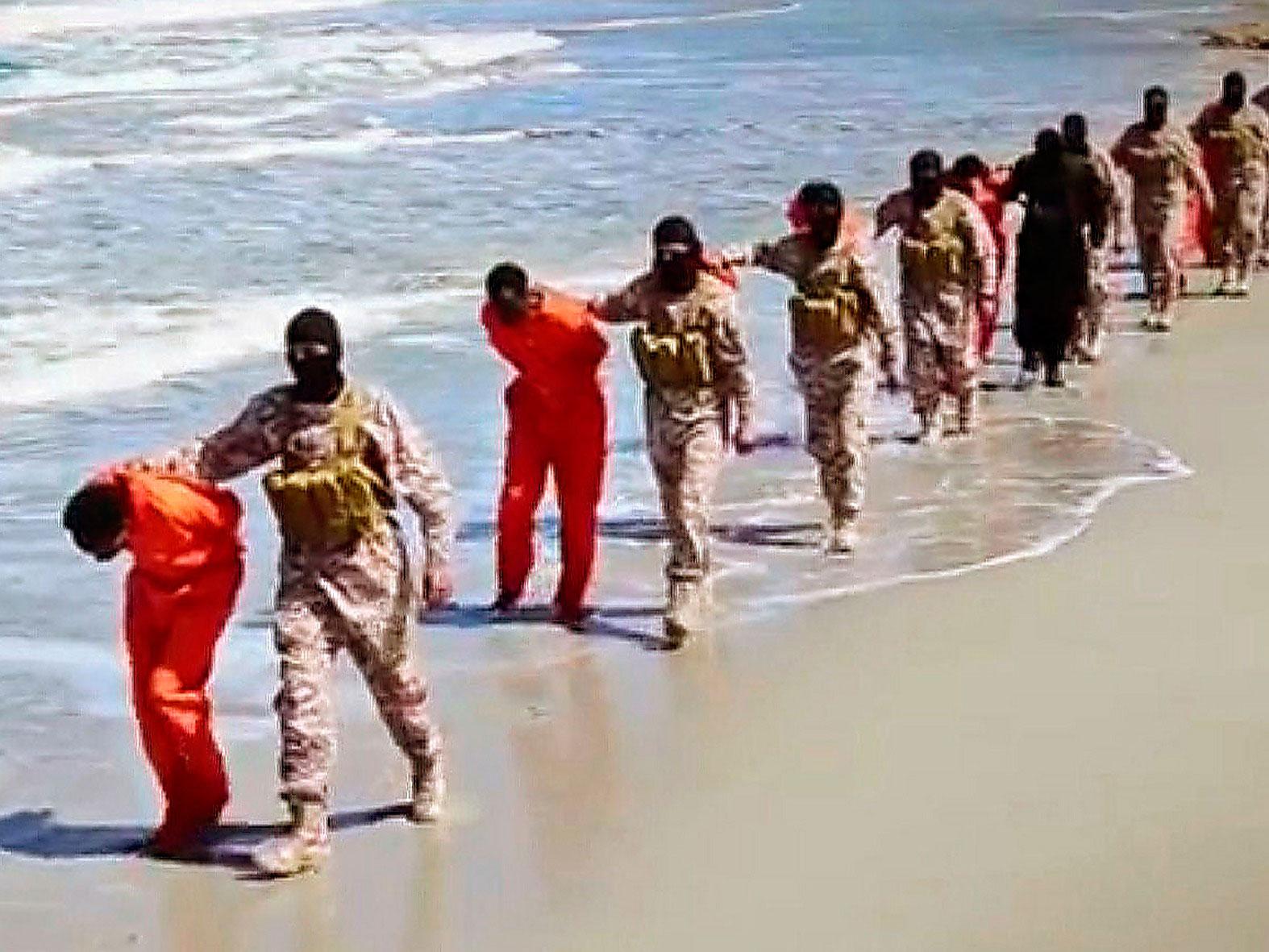 Mördande propaganda  Bild från en video som nyligen släppts av Islamiska staten sägs visa hur en grupp kristna fångar avrättas. Boken ”Islamiska staten” krossar flera myter om den fruktade terrororganisationen. Foto: AP