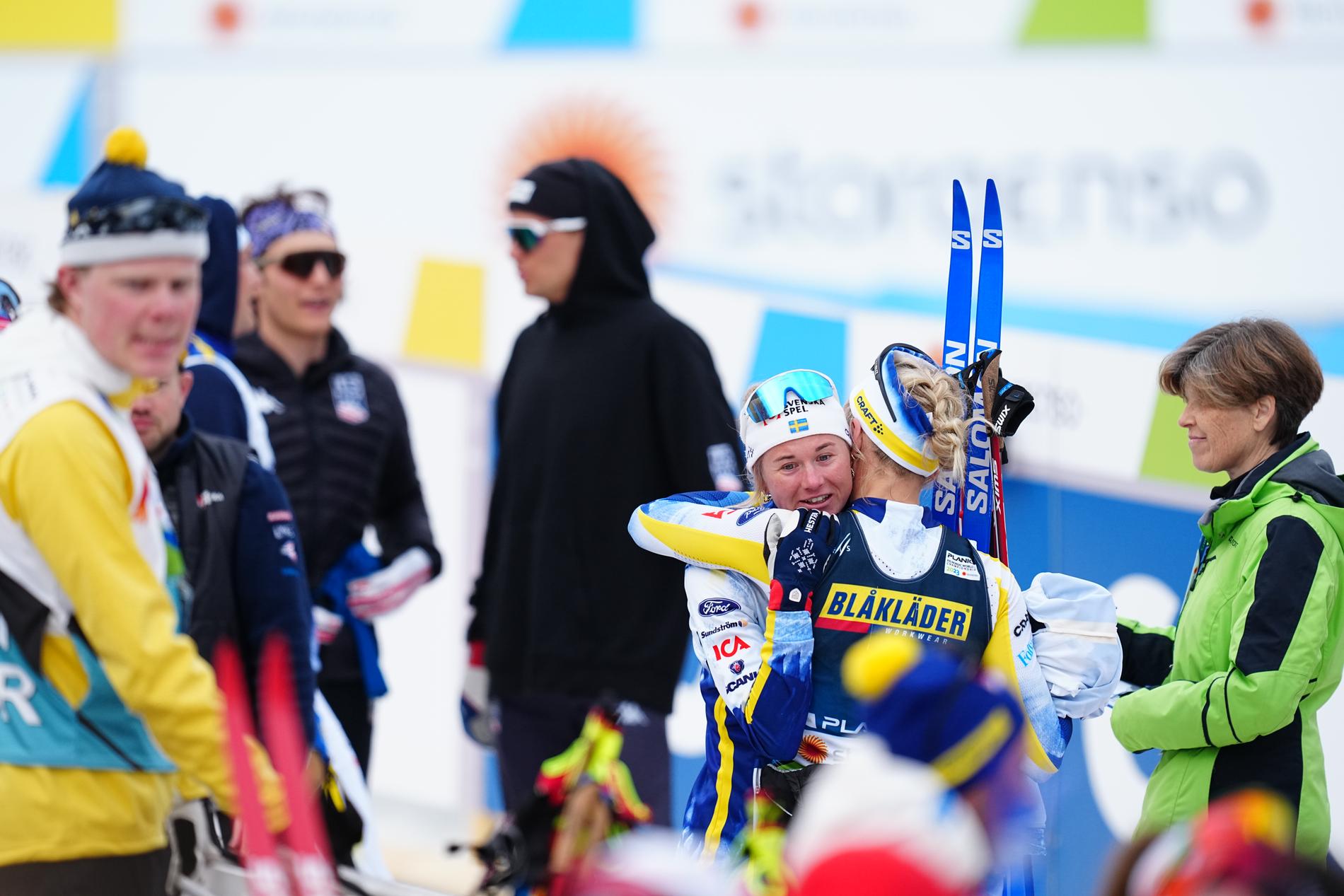 Maja Dahlqvist kramar om Linn Svahn efter sprintfinalen igår. 