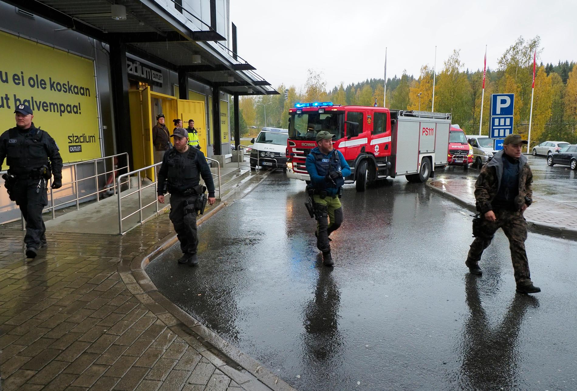 Man med svärd har dödat två i Finland – minst tio är skadade