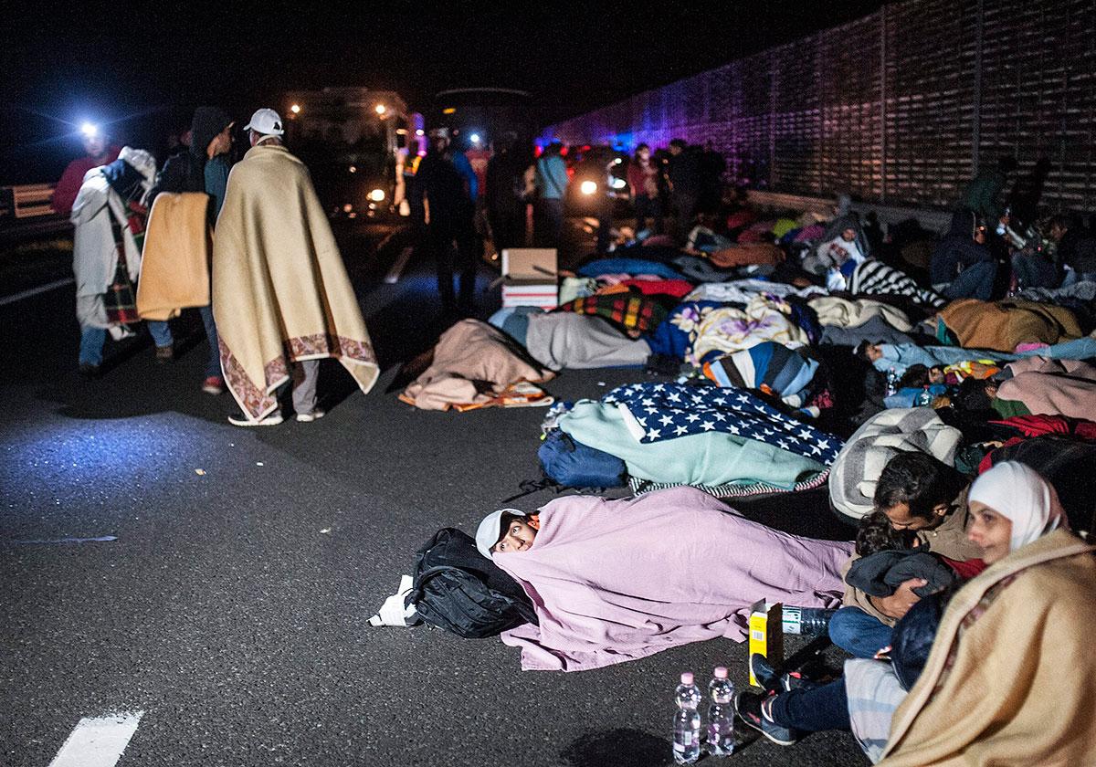 Tyskland räknar med att ta emot upp emot en miljon flyktingar, mestadels från Mellanöstern. 
På motorvägen M5 vid Szeged i Ungern samlades i går flyktingar som sökt en väg till väst.