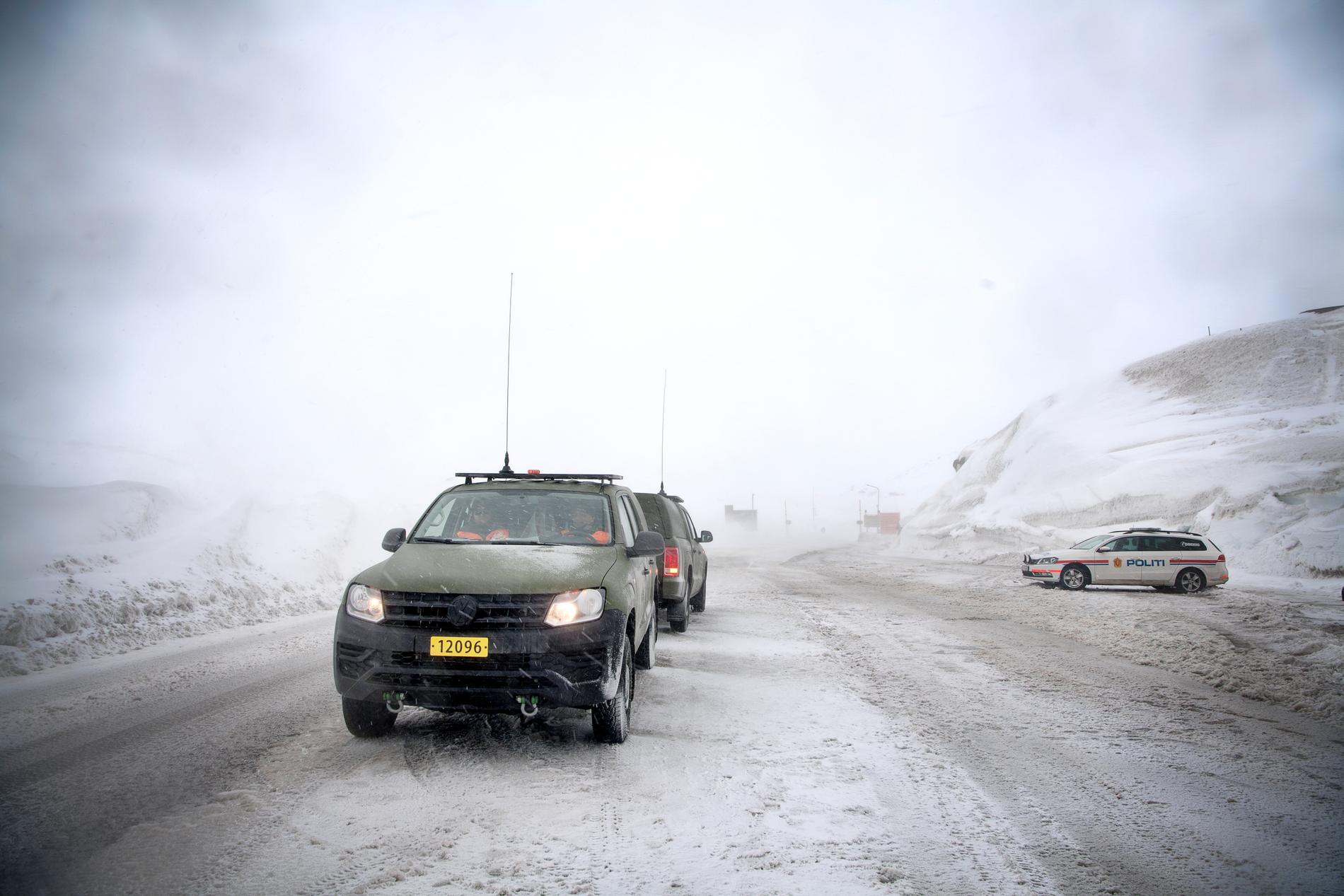 Norsk polis och militär håller gränsen mot Norge stängd. 