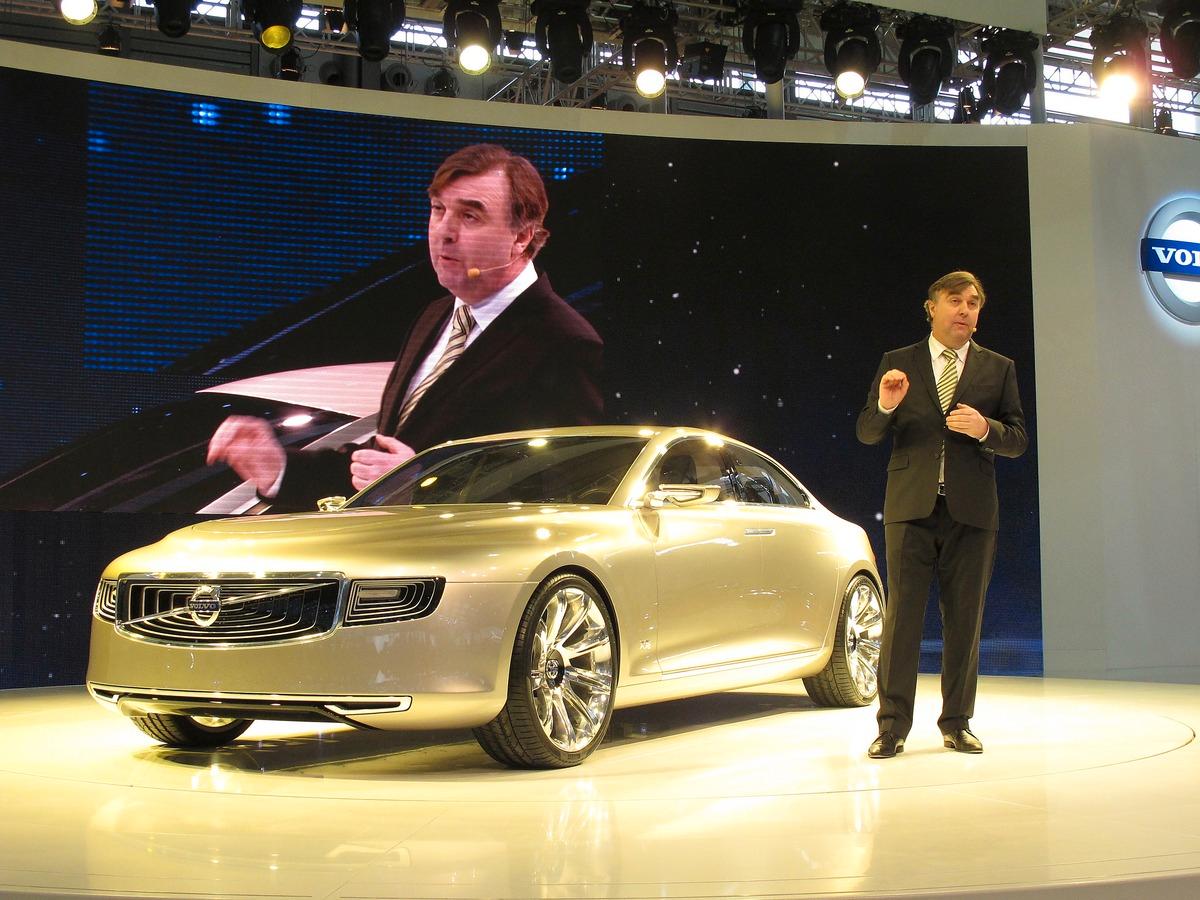 Volvos designchef Peter Horbury presenterar den nya Volvon på bilsalongen i Shanghai. Bilen, som är nästan fem meter lång, byggs speciellt för Kina där folk vill ha rejält benutrymme bak.