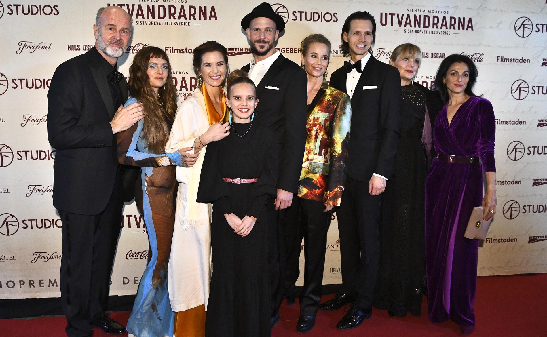 Regissören Erik Poppe och Tove Lo längst till vänster med resten av skådespelarna på premiären av ”Utvandrarna”