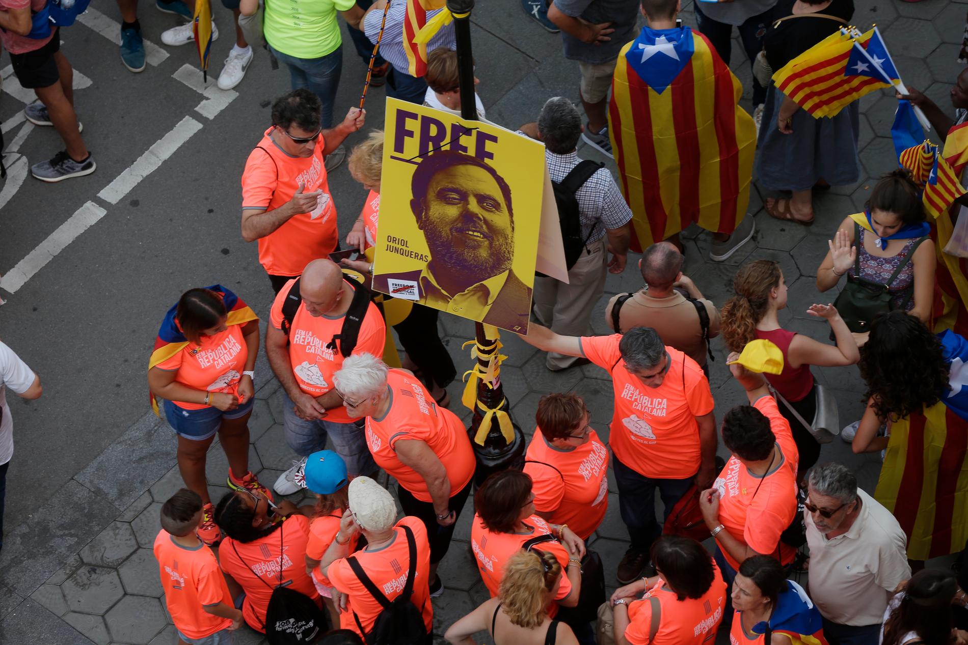 Självständighetsdemonstranter håller upp ett porträtt av den fängslade Oriol Junqueras. Arkivbild.