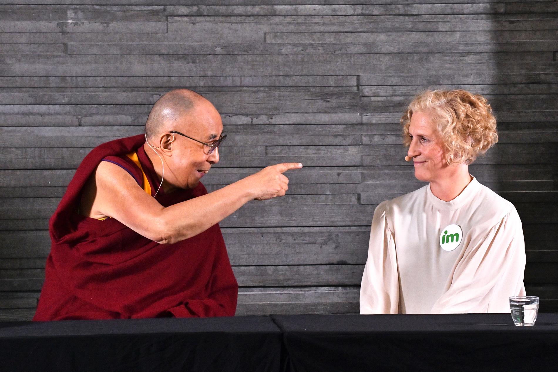Dalai lama på gott humör när han tillsammans med IM:s generalsekreterare Ann Svénsen möter pressen inför sitt anförande i Malmö.