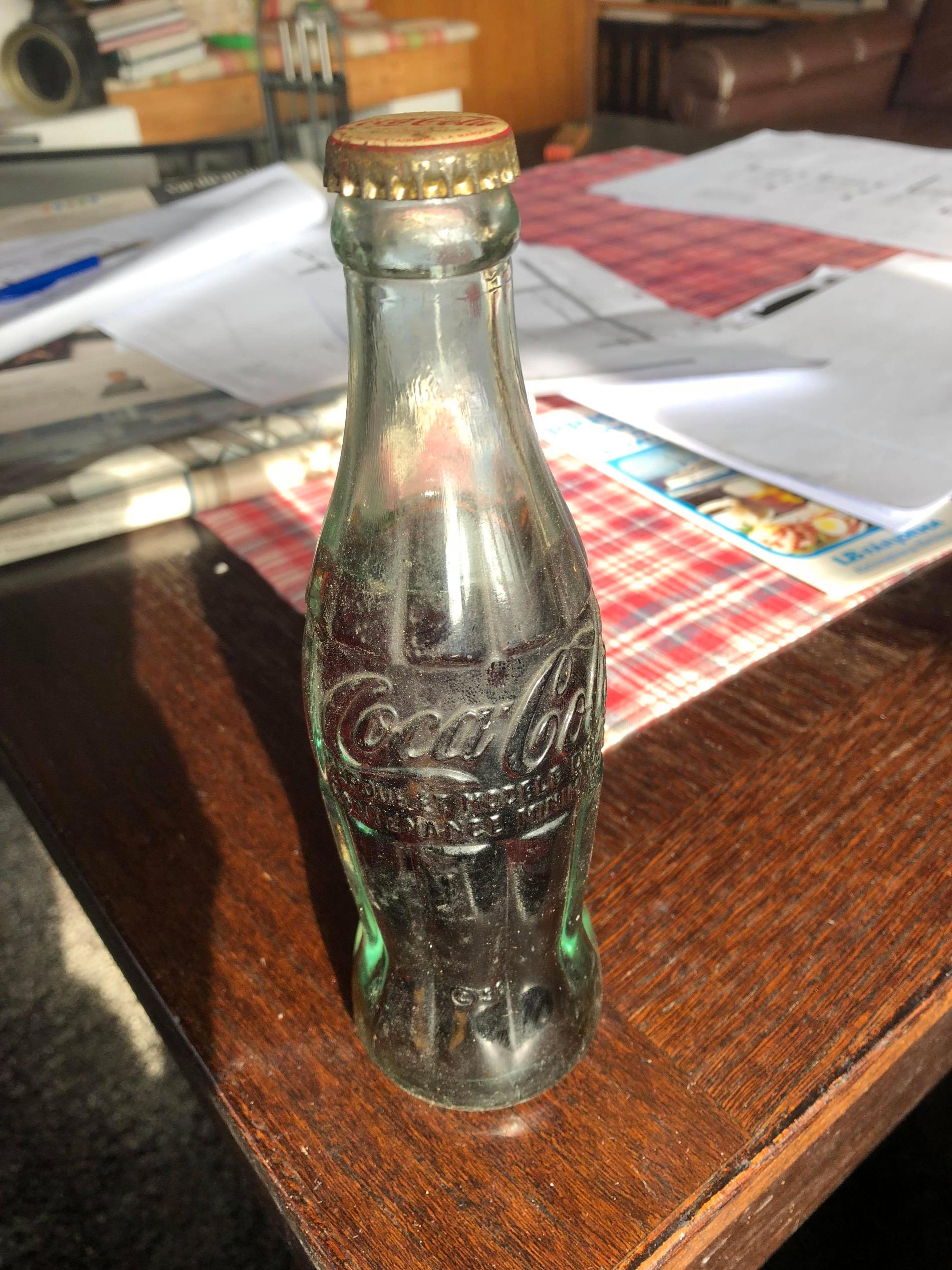 Nu säljer Håkan den över 70 år gamla Coca-cola flaskan – med tillhörande damm.