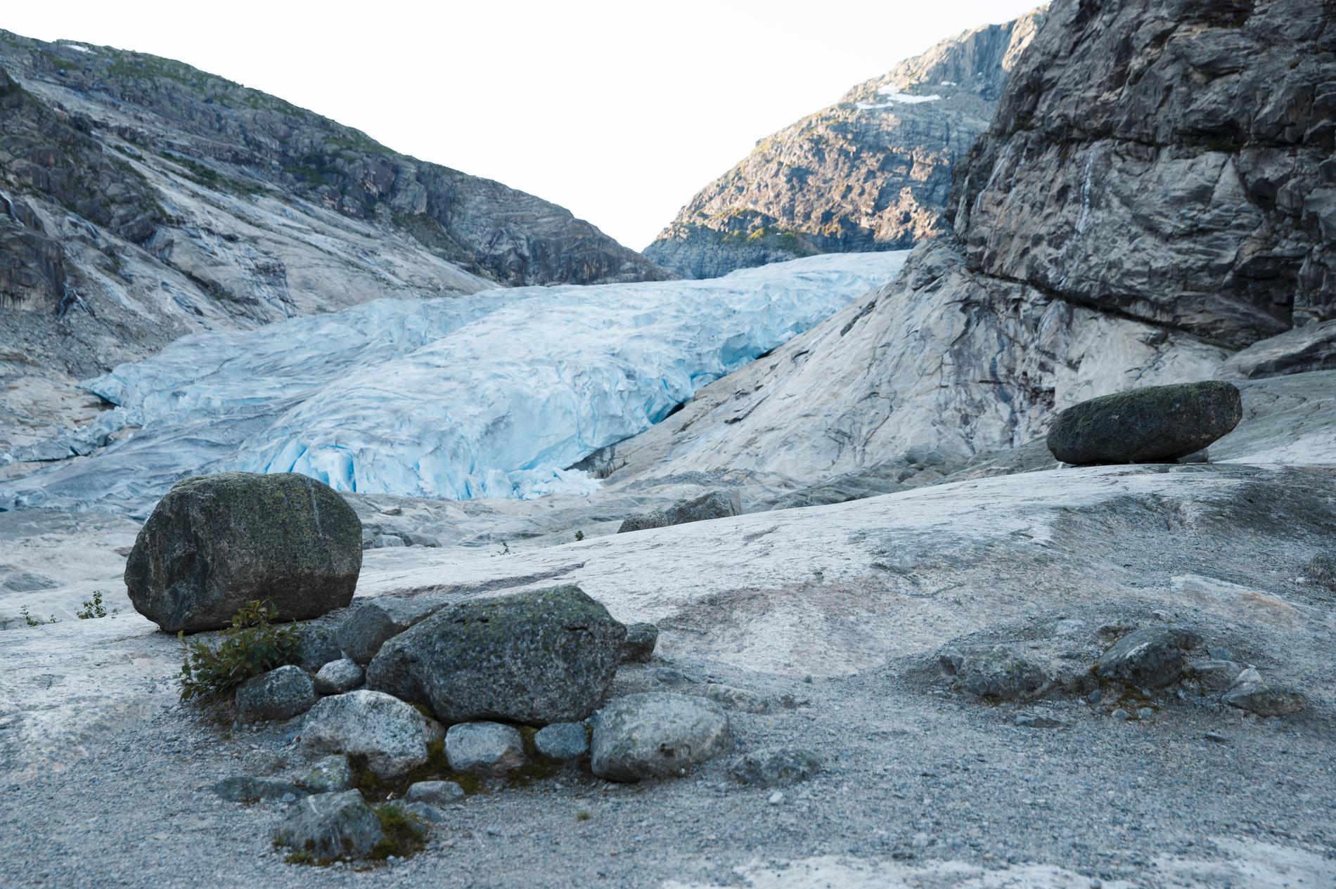 Skandinaviska glaciärer drar sig stadigt tillbaka. På bilden Nigardsbreen, som sträcker sig ut från glaciären Jostedalsbreen norr om Sognefjorden i Norge. På lite drygt hundra år har Nigardsbreen blivit 2,6 kilometer kortare. Arkivbild.