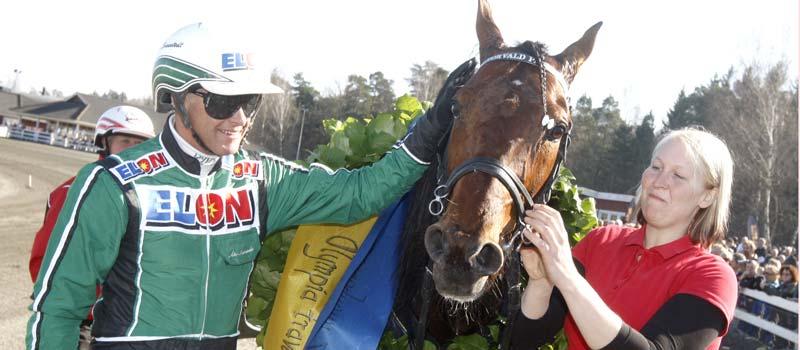 Åke Svanstedt med Torvald Palema och hästens skötare.
