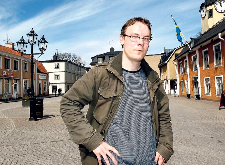 Miljöpartisten Paul Eskilsson är rädd att de medvetna felparkeringarna hotar demokratin i Östhammar.