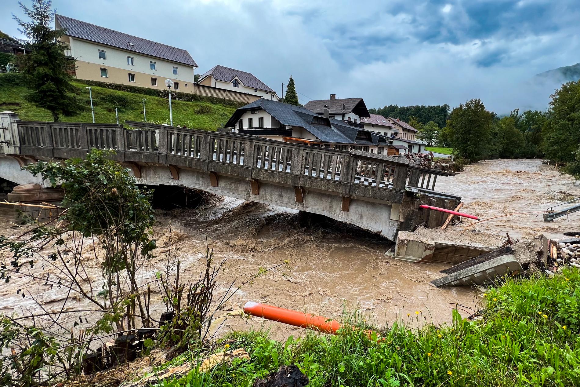I byn Stahovica har en bro kollapsat och hus svepts bort av lervattenfloden som sveper genom byn. 