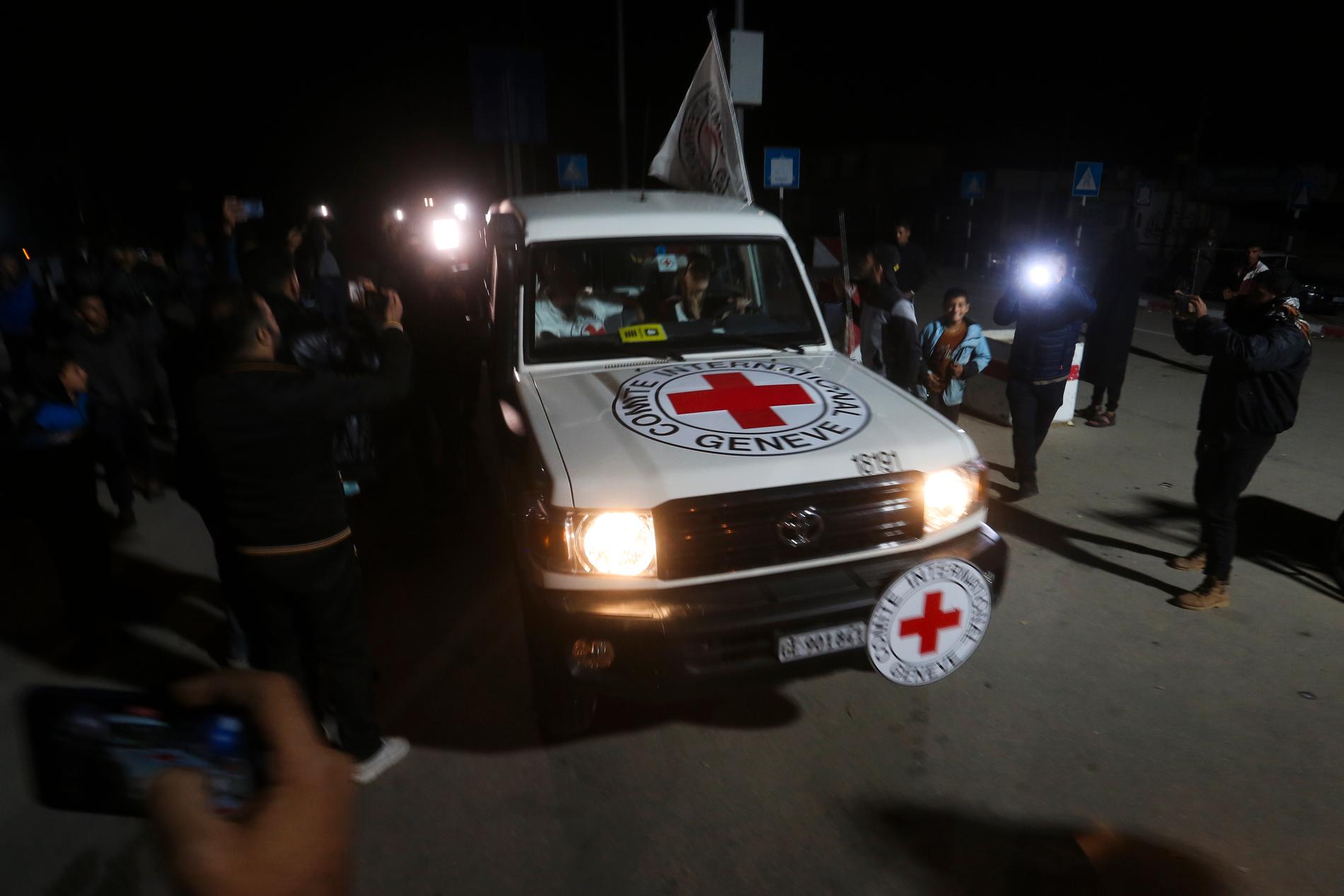 En bil som tillhör Internationella rödakorskommittén med två gisslantagna som frigavs på onsdagen.