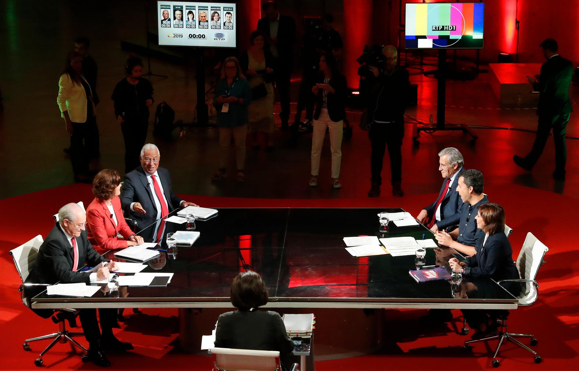 Partiledardebatt i portugisisk tv. Premiärminister António Costa sitter längst bort på bordets vänstra sida och PAN:s André Silva i mitten på motsatt sida. Debatten hölls i måndags.