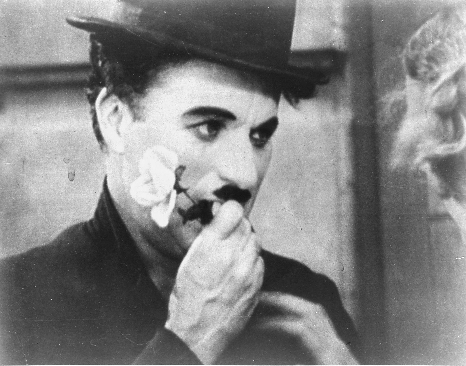 I nytt ljus Charlie Chaplin är huvudperson i "Luffarens sista dans" av Fabio Stassi. Här i filmen "City lights". Foto: AP.