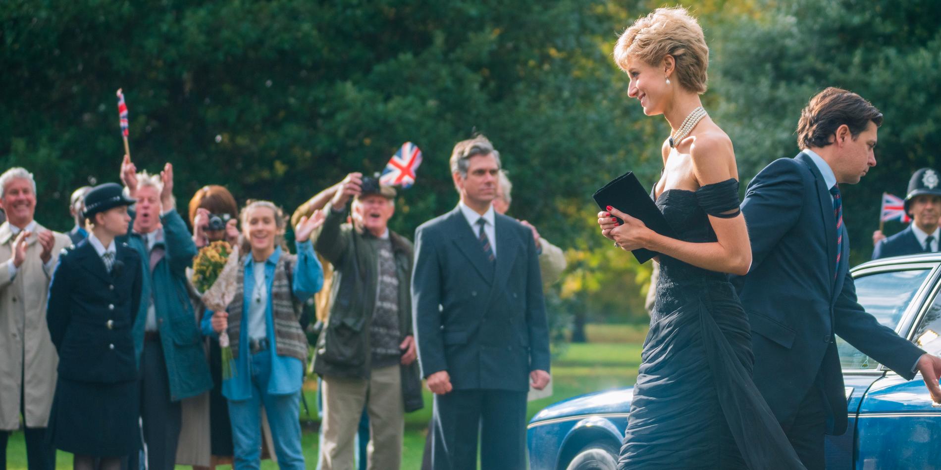 "Hämndklänningen" prinsessan Diana (Elizabeth Debicki) bär i "The crown" finns bland de prylar och kläder som auktioneras ut nu när serien gått i mål. Pressbild.