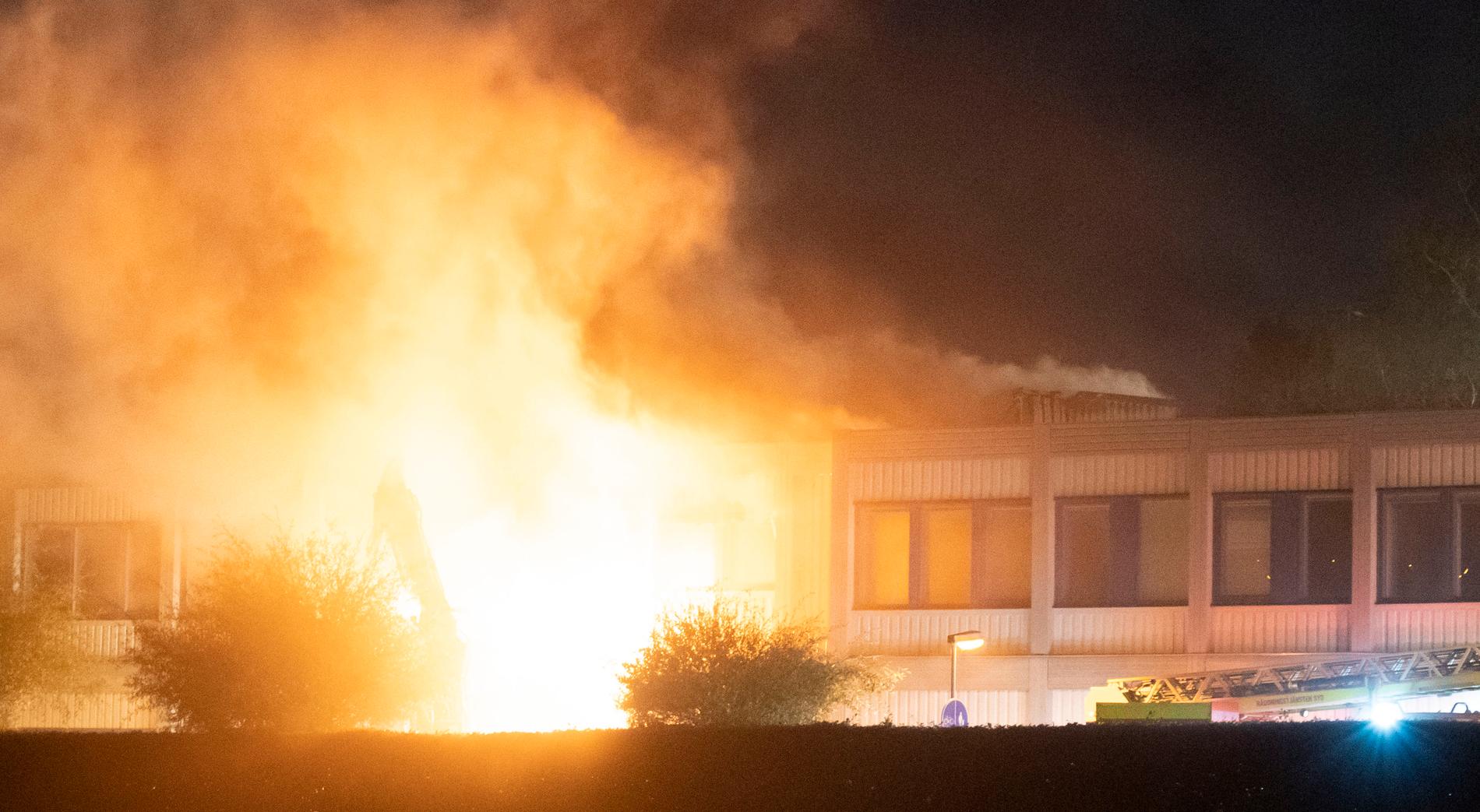 Den anlagda branden i Kungshögsskolan i Oxie i september förra året. Delar av skolan totalförstördes.
