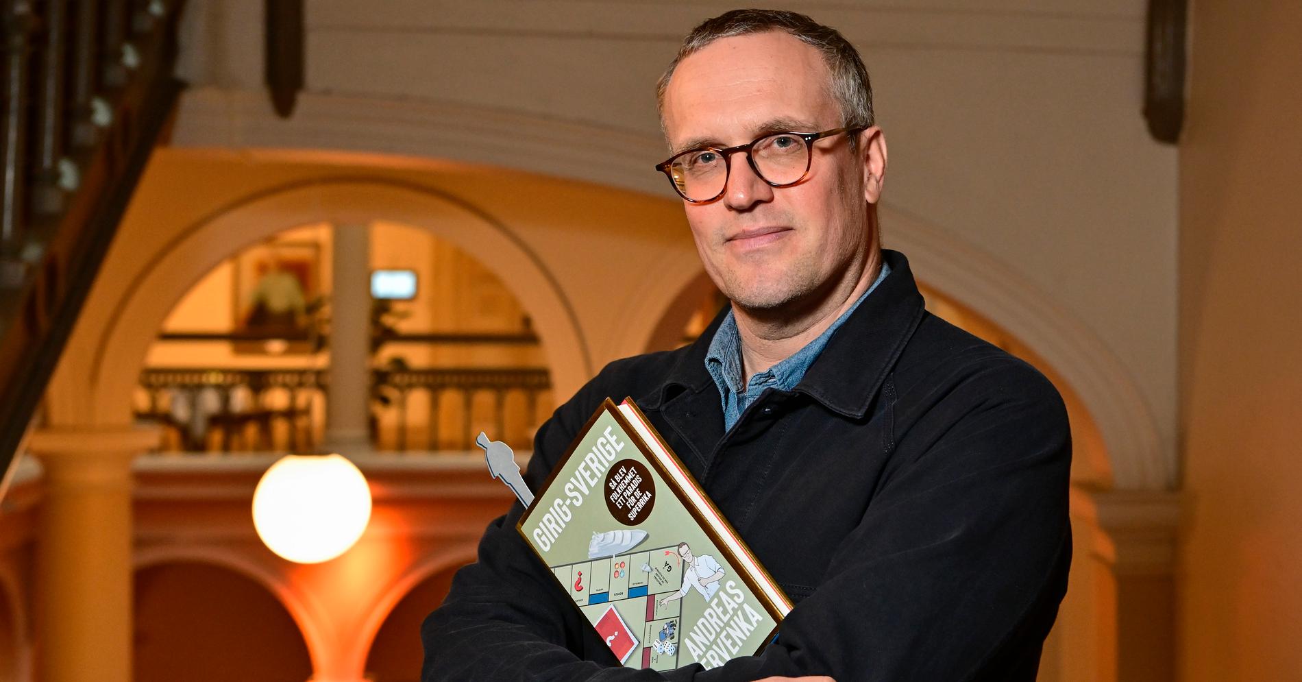 Andreas Cervenka med sin bok ”Girig-Sverige”.