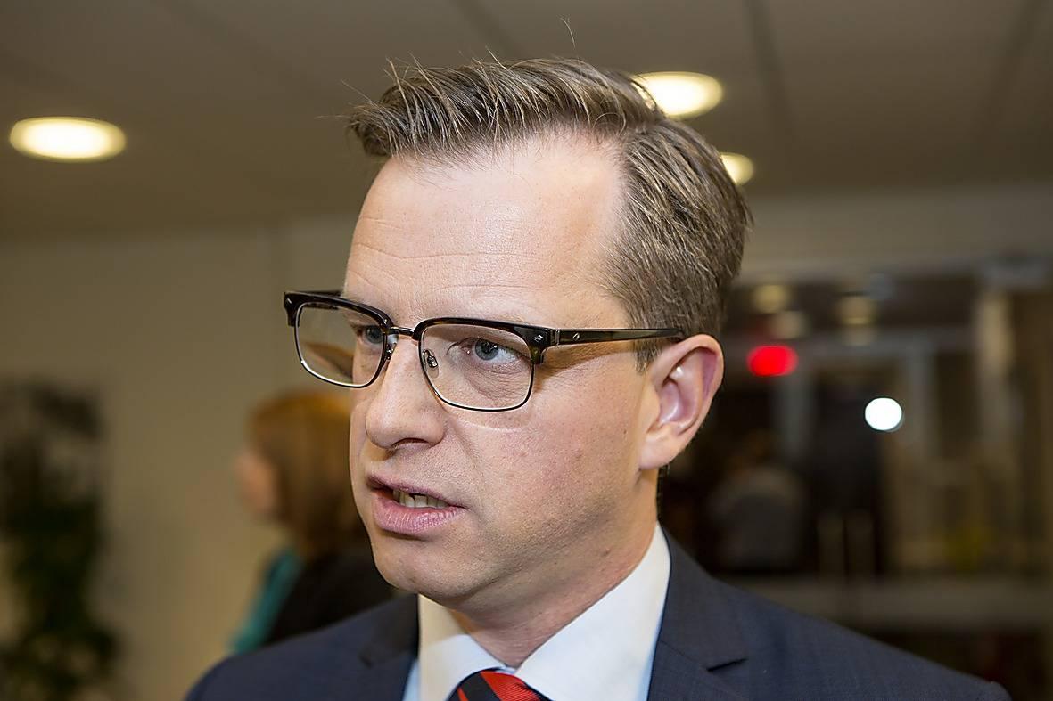 Mikael Damberg (S) säger att SD tar en "mycket stor risk" om de fäller regeringens budget.