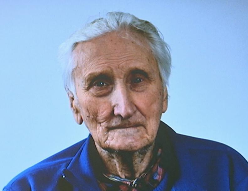 Henning Håkansson, 94, skulle ut och hämta ved när han ramlade omkull utomhus.
